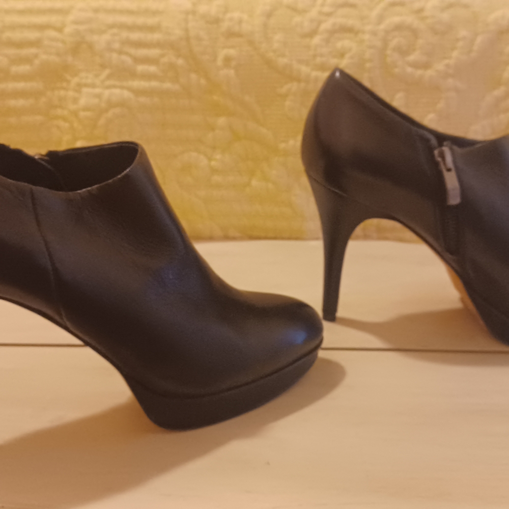 SOLD! Vince Camuto Sleek Black Heeled Shoe Boots - Size 8 1/2 (38.5)